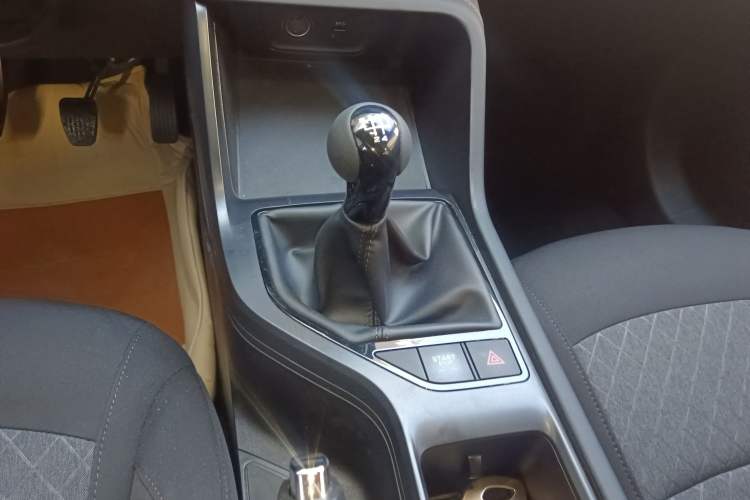Used Roewe i5 2023 1.5L Manual Comfort Edition Gear Lever