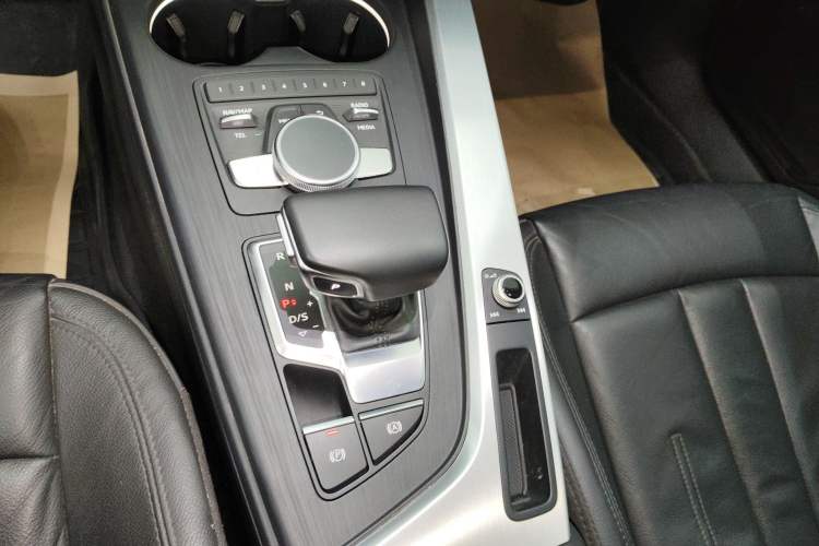 Used Audi A4L 2019 40 TFSI Fashion Edition China VI Emission Standard Gear Lever