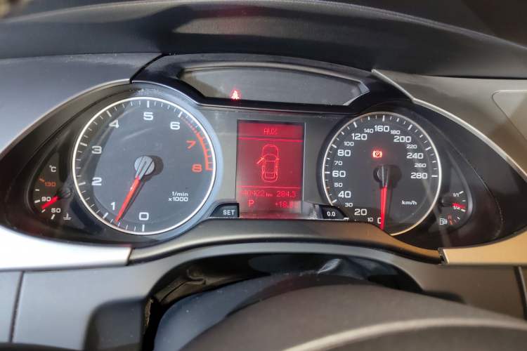 Used Audi A4L 2012 2.0 TFSI automatic Comfort trim level