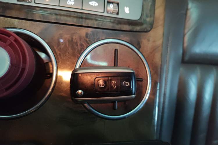 Used Volkswagen Phaeton 2011 4.2L V8 4-seat Extended-Range Individual Edition
