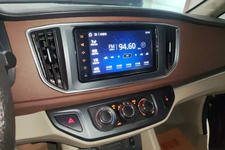 Used FORTHING Lingzhi 2020 M5L 1.6L Luxury 7-Seater Audio And AC Panel