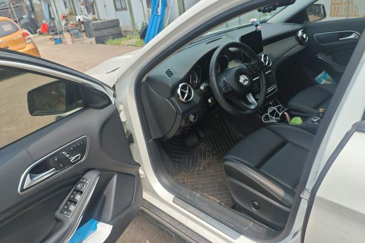 Used Mercedes-Benz GLA 2018 GLA 220 4MATIC Sport Edition Driver Seat