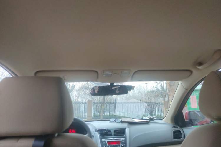 Used Hyundai Verna (older generation) 2011 Hatchback 1.4L Manual Comfort Model GS Headliner