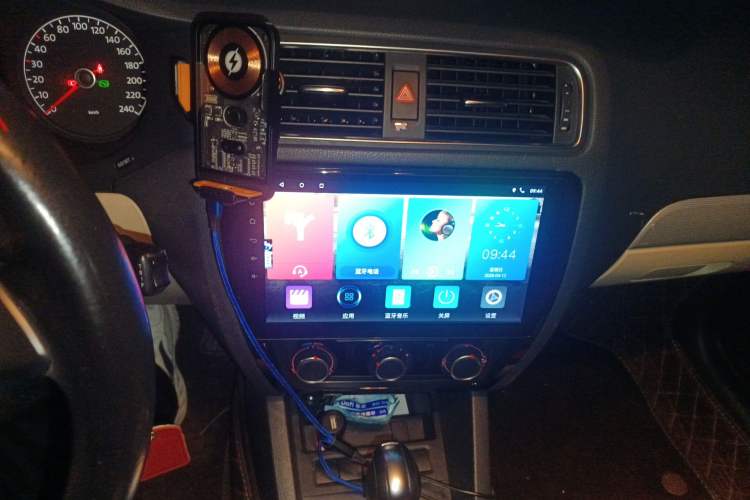 Used Volkswagen Sagitar 2014 1.6L Automatic Comfort Model Audio And AC Panel