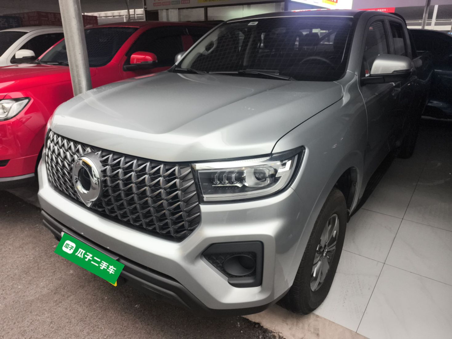 تحت مقدمة السيارة