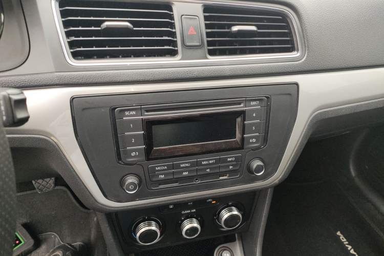 Used Volkswagen Lavida 2017 1.6L Manual Fashion Edition Audio And AC Panel