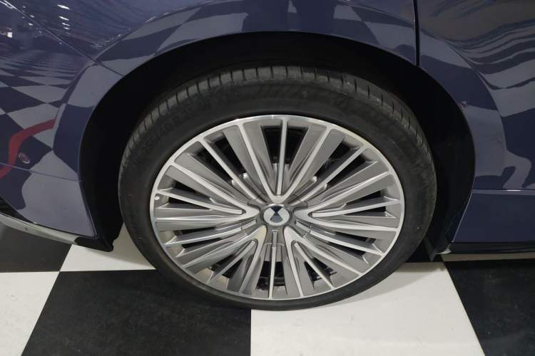 Used Denza Z9 2024 1100 km All-Wheel-Drive Ultra Version
