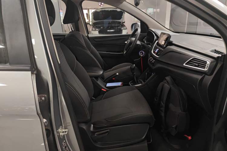 Used Baojun 730 2021 1.5L Manual Fashion Version 7 Seats
