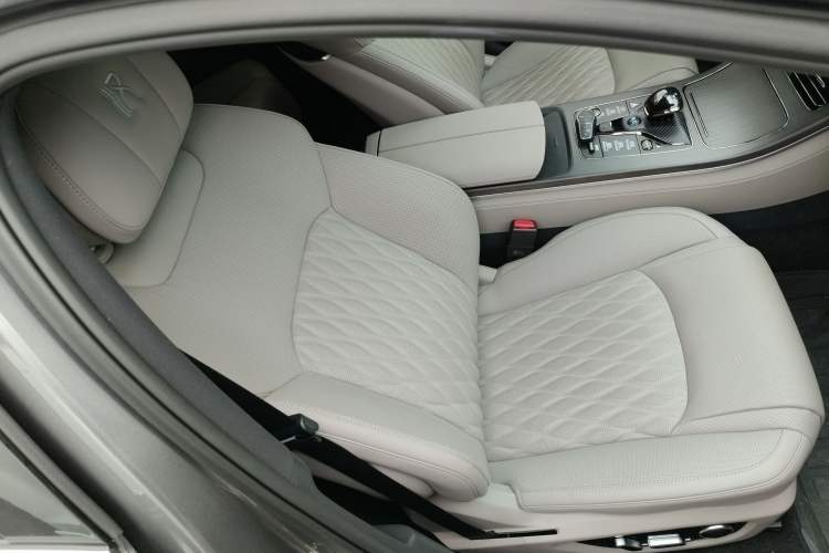 Used BYD Han 2024 DM-i Glory Edition 121KM Premium Model Right Front Seat