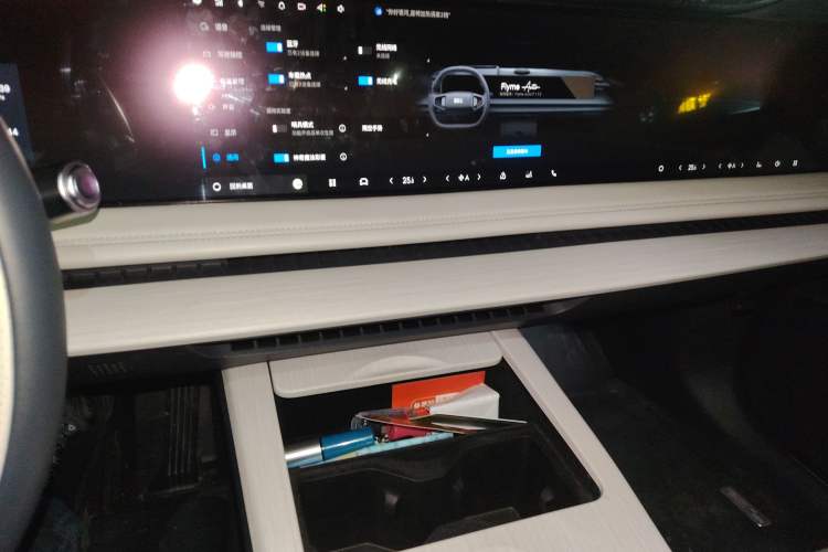 Used Geely Galaxy E8 2024 665 km Range Rear-Drive Starship Long-Range Version
