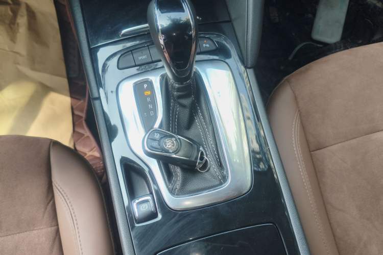 Used Buick Regal 2019 20T Elite Version China VI Standard Gear Lever