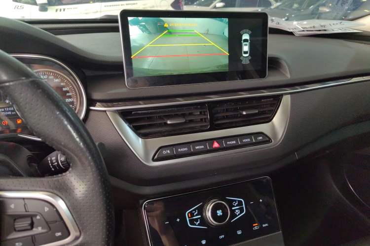 Used Hongqi H5 2022 Classic Model 1.8T Automatic Smart Connect Flagship Edition Audio And AC Panel