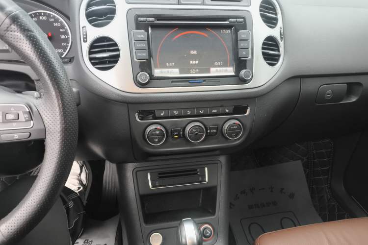 Used Volkswagen Tiguan 2015 1.8TSI Automatic All-Wheel-Drive Luxury Model Audio And AC Panel