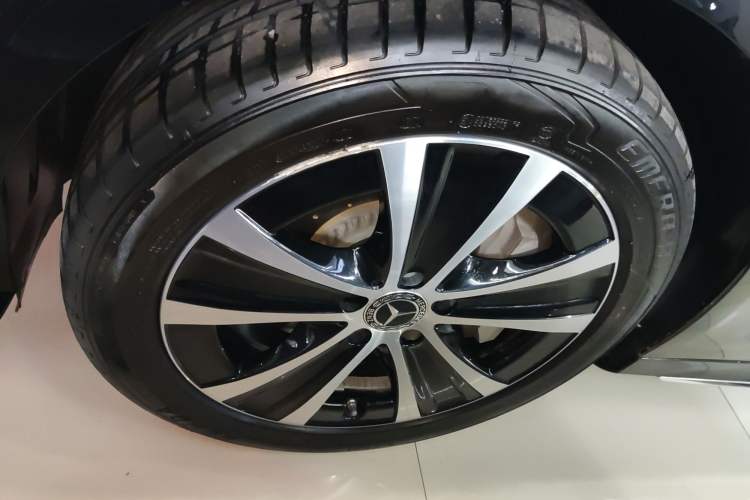 Used Mercedes-Benz E-Class New Energy 2022 E 350 e L Plug-in Hybrid Sports Sedan Left Front Wheel Hub