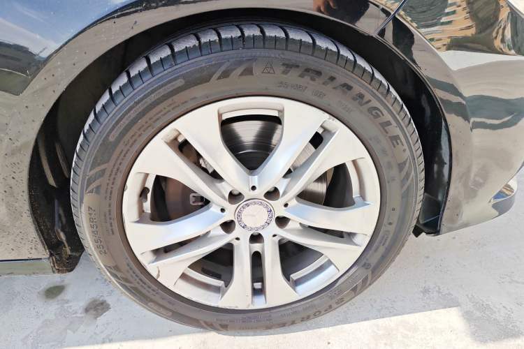 Used Mercedes-Benz E-Class 2011 E 300 L Fashion Prestige Model Right Front Wheel Hub