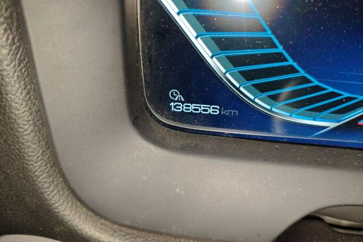 Used BYD Tang New Energy 2018 DM 2.0T All-Wheel Drive Smart Connect Advanced Model 7 Seats China V Emission Standard Odometer Close Up