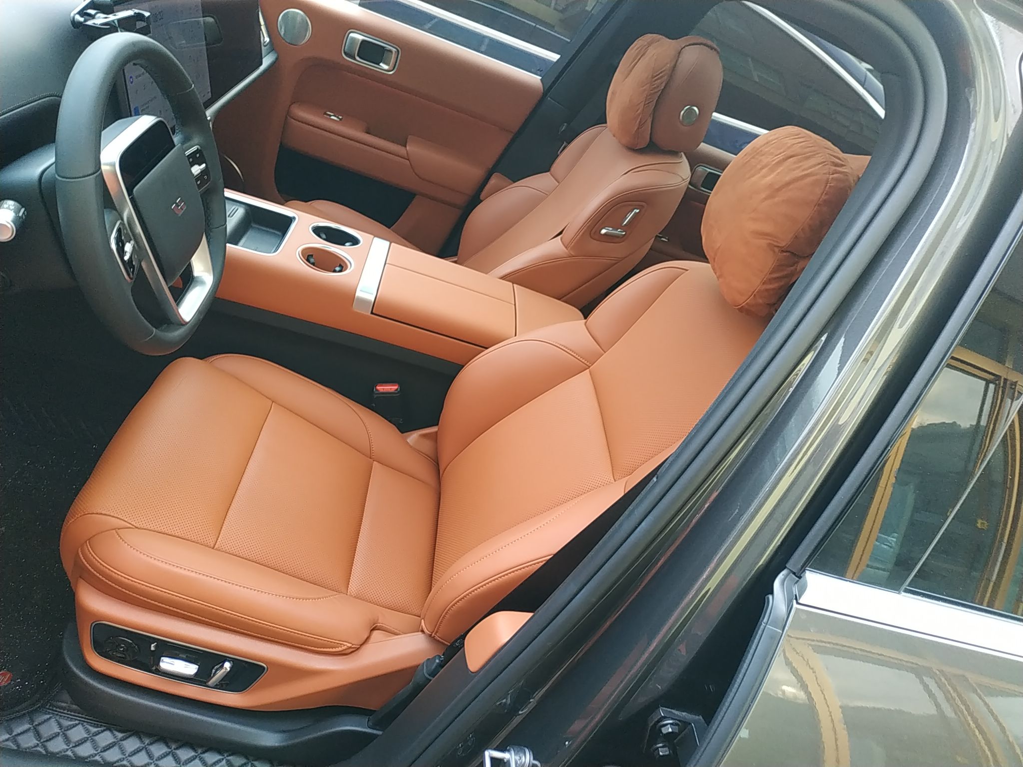 المقاعد الأمامية داخل السيارة