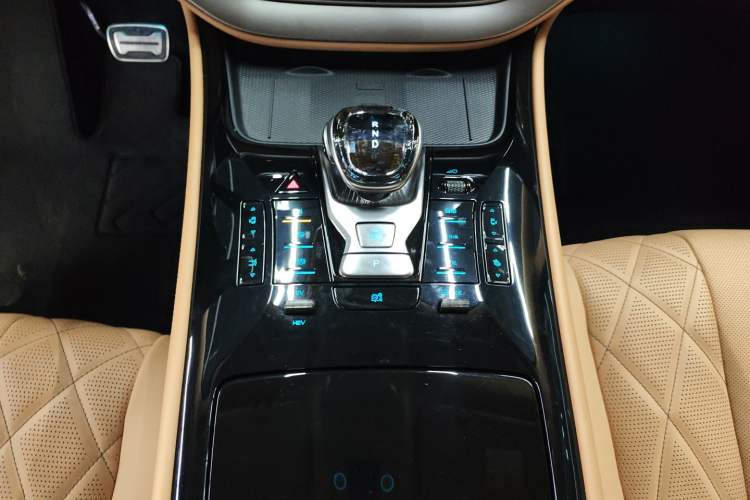 Used Denza D9 2025 DM-i Intelligent Drive 1020 Four-Wheel Drive Flagship Model