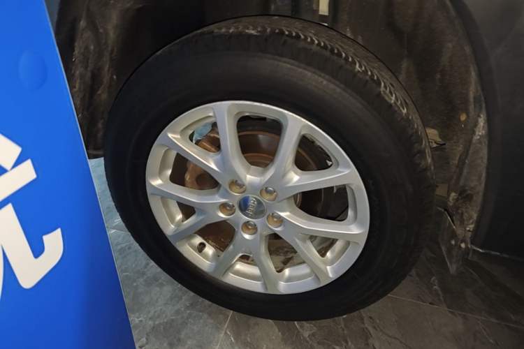 Used Jeep Cherokee 2017 2.0L Superior Edition Right Rear Wheel Hub