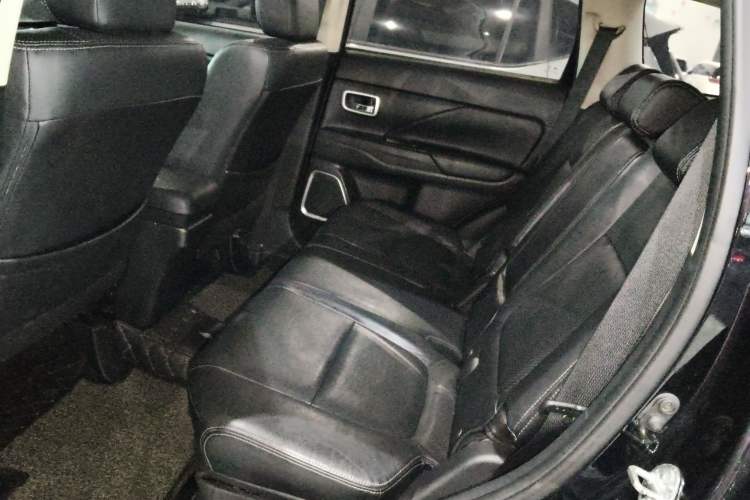 Used Mitsubishi Outlander 2016 2.4L 4x4 Luxury Edition 7-Seater
