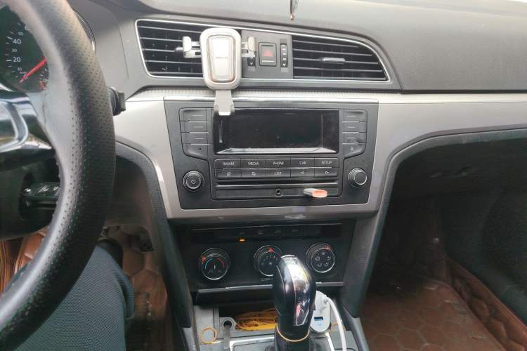 Used Volkswagen Lamando 2015 230TSI DSG Fashion Edition Audio And AC Panel