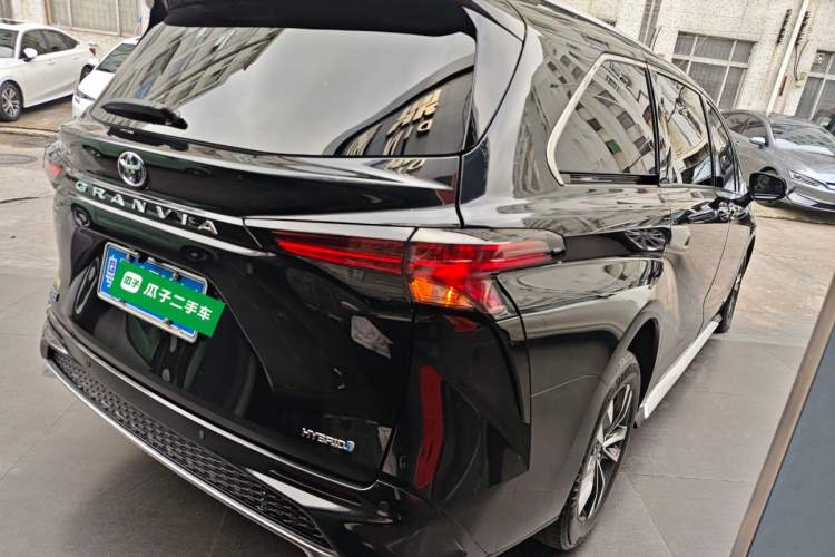 Used Toyota Granvia 2023 2.5L Hybrid Luxury Edition