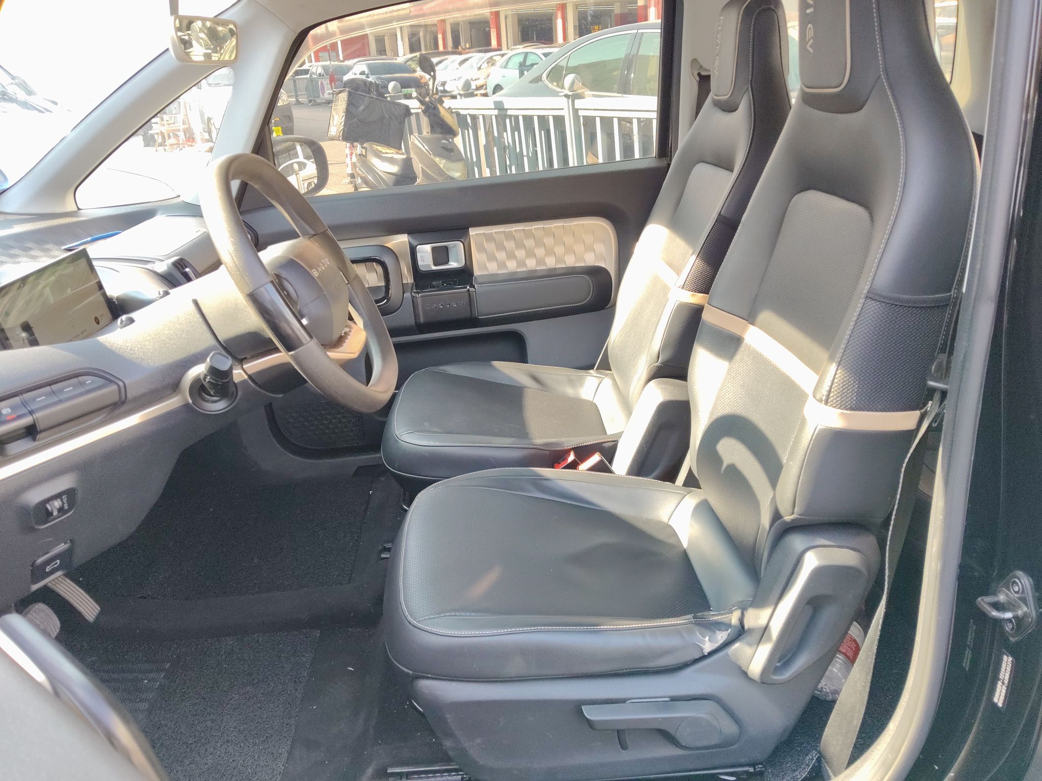 المقاعد الأمامية داخل السيارة