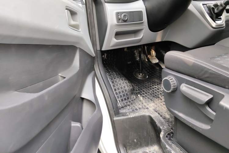 Used SAIC MAXUS Xintu V80 2024 Aotong Value Edition 6AMT Short Wheelbase Mid-Roof Model 127 Ps 5/6 Seats
