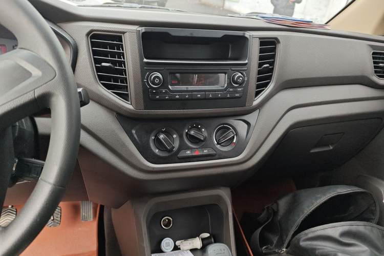 Used Wuling Hongguang V 2022 1.5L Jingqu Edition Electric-Assist LAR Audio And AC Panel