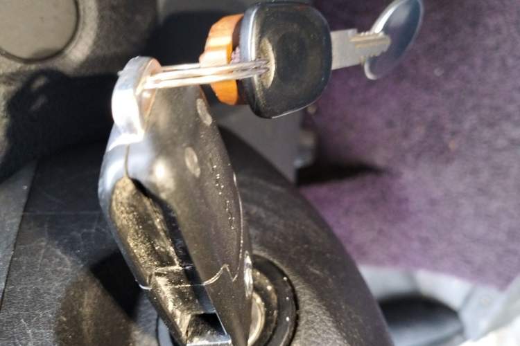 Used Dongfeng Yufeng 2021 2.3T Power King Front-Drive Logistics Van Long Wheelbase Mid-Roof 6–9 Seats China VI Standard M9T Vehicle Key