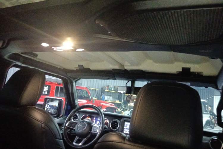 Used Jeep Wrangler 2019 2.0T Sahara Four-Door Version China VI Emission Standard
