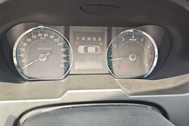 Used Jaguar XF 2009 XF 3.0L V6 Luxury Edition Odometer Close Up