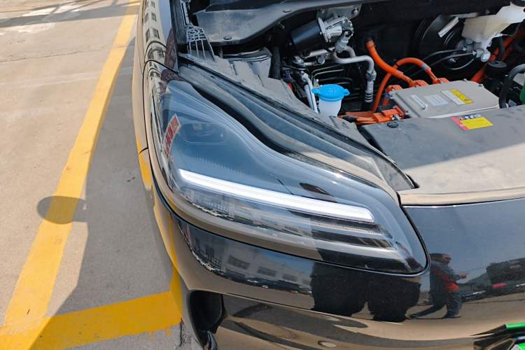 Used Wuling Bingo PLUS 2024 510 km Flagship Edition Four-Seater Version Right Front Headlight