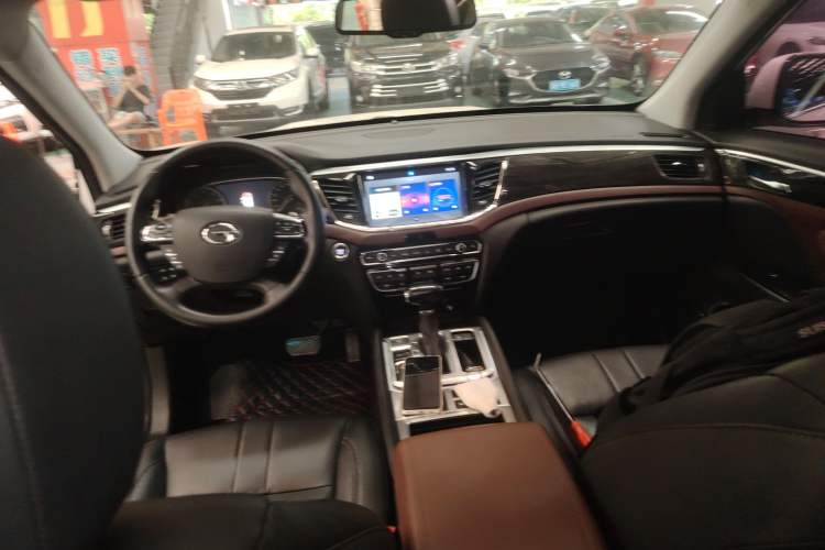 Used GAC Trumpchi GS8 2017 320T Two-Wheel Drive Luxury Smart Connectivity Version (7 Seats) Center Console