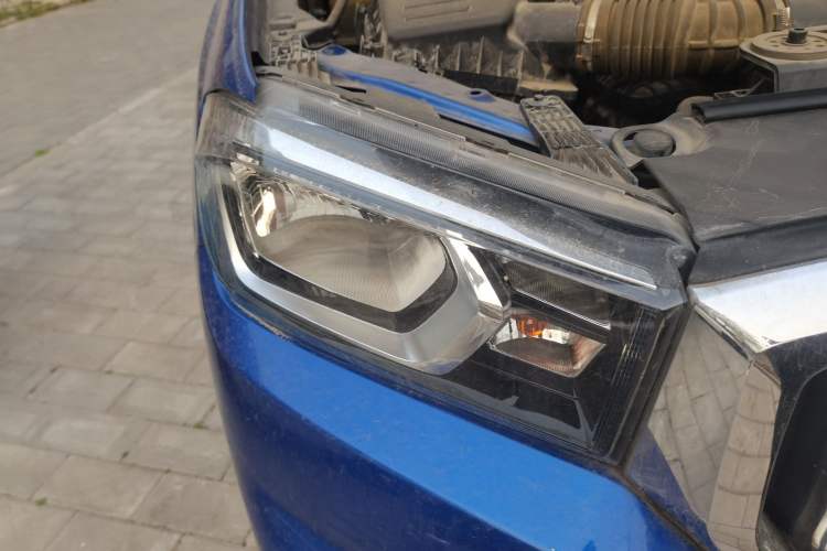 Used SAIC MAXUS T60 2017 2.0T Gasoline Automatic 4x4 High-Ride Elite Standard Cabin Right Front Headlight