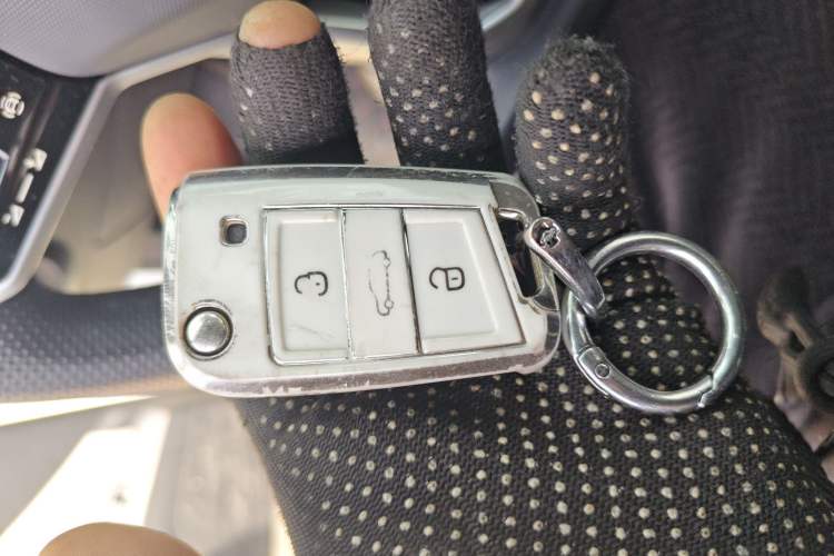 Used Volkswagen T-ROC 2023 300TSI DSG Two-Wheel-Drive Chen Guang Edition Vehicle Key