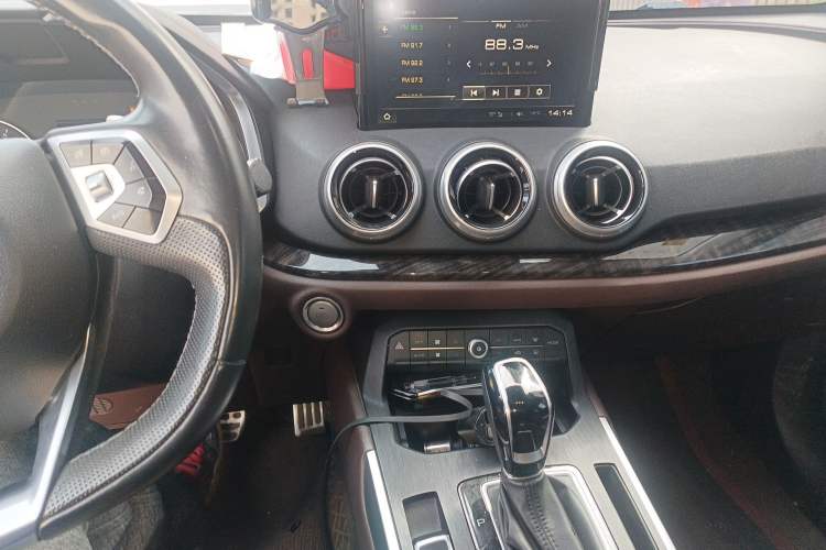 Used Wey VV5 2019 Upgraded Model 2.0T Two-Wheel Drive Ultra-Luxury Version China V Standard Audio And AC Panel