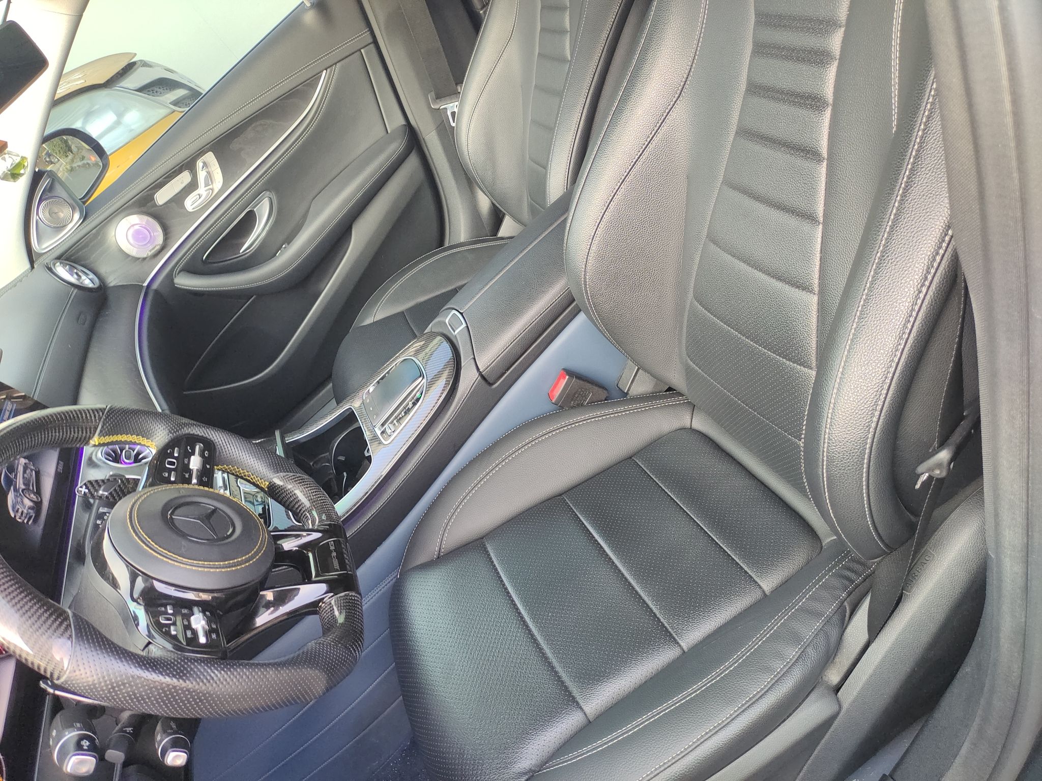 المقاعد الأمامية داخل السيارة