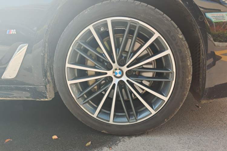 Used BMW 5 Series 2021 530Li Leading Model M Sport Package Right Front Wheel Hub