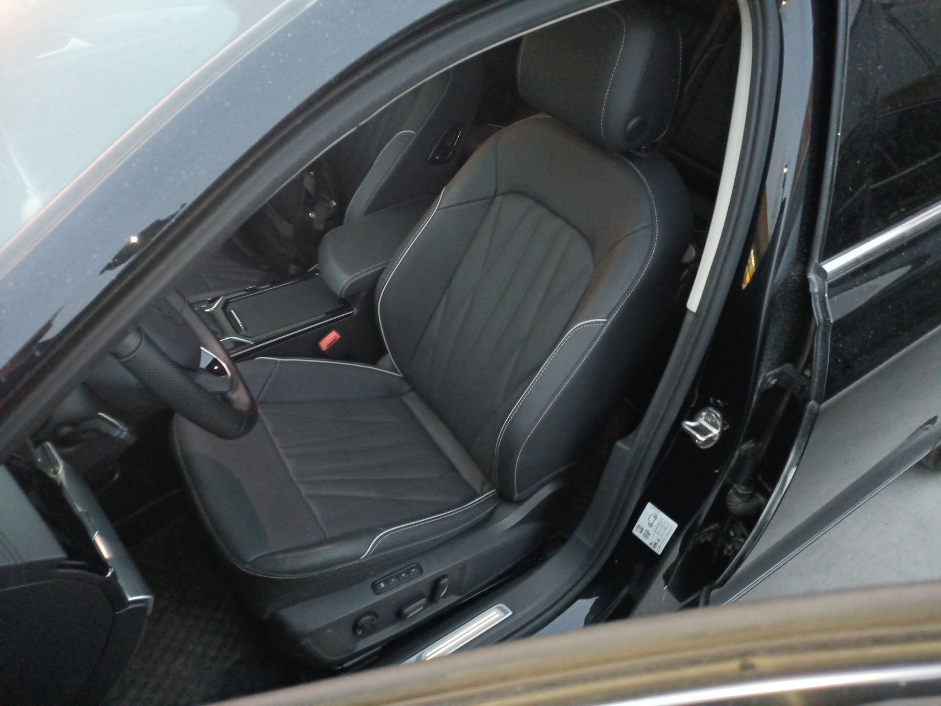 Переднее сиденье в автомобиле