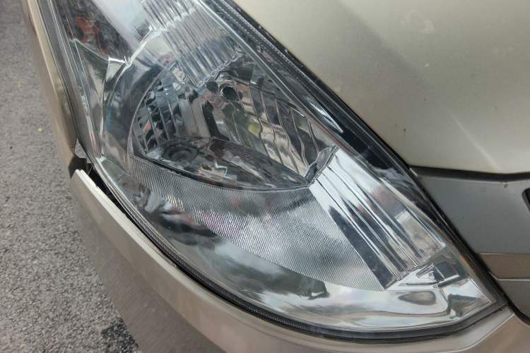 Used Wuling Rongguang V 2016 1.5L Practical Version Non-Power-Assisted Right Front Headlight