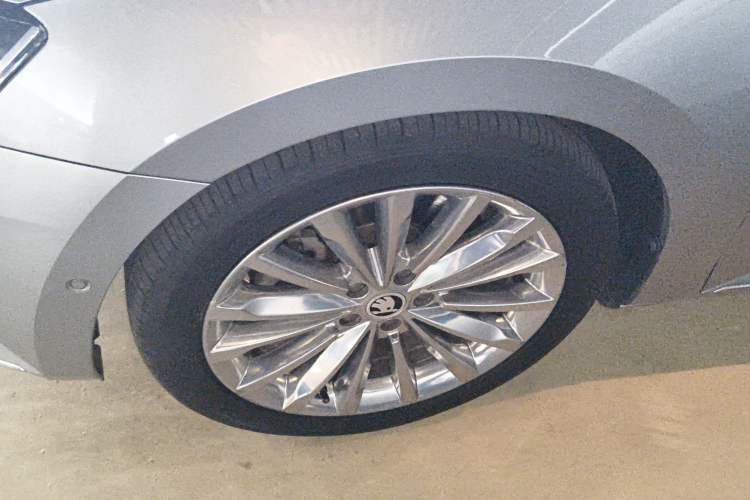 Used Skoda Superb 2018 TSI380 DSG Flagship Edition China V Standard Left Front Wheel Hub