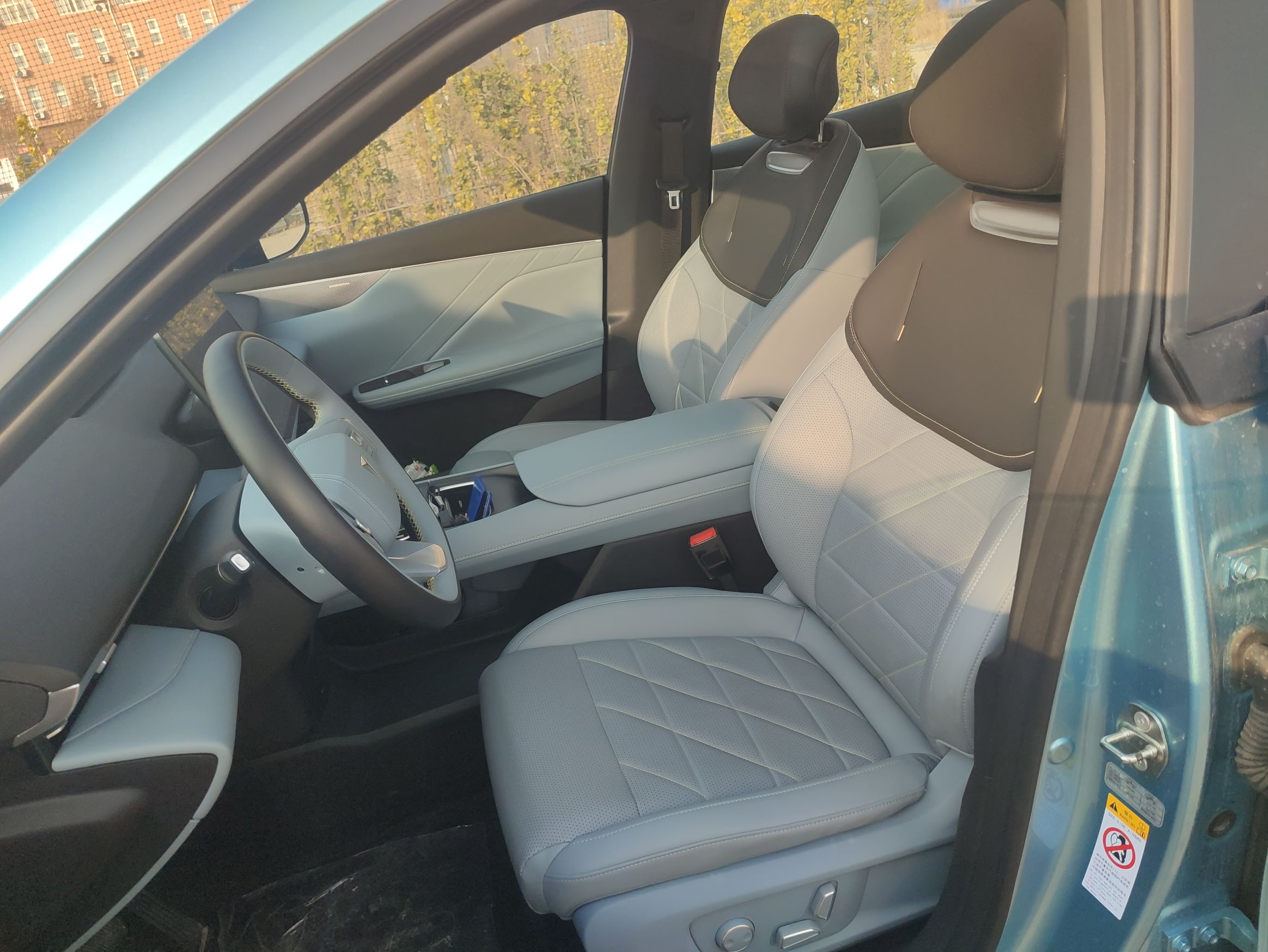 المقاعد الأمامية داخل السيارة