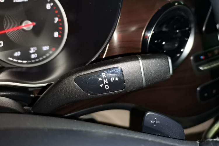 Used Mercedes-Benz V-Class 2021 V 260 Avantgarde Edition Gear Lever