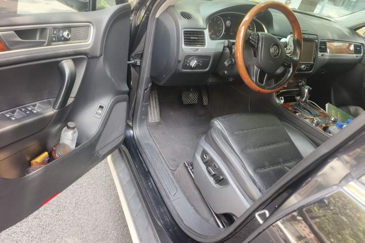 Used Volkswagen Touareg 2011 3.0 TDI Diesel High-End Model Driver Seat