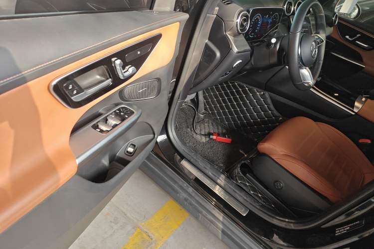 Used Mercedes-Benz GLC 2023 Facelift GLC 260 L 4MATIC Dynamic Version 5 Seats Driver Seat