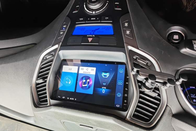 Used Hyundai Santa Fe 2013 2.4L Automatic Two-Wheel Drive Smart Version Audio And AC Panel