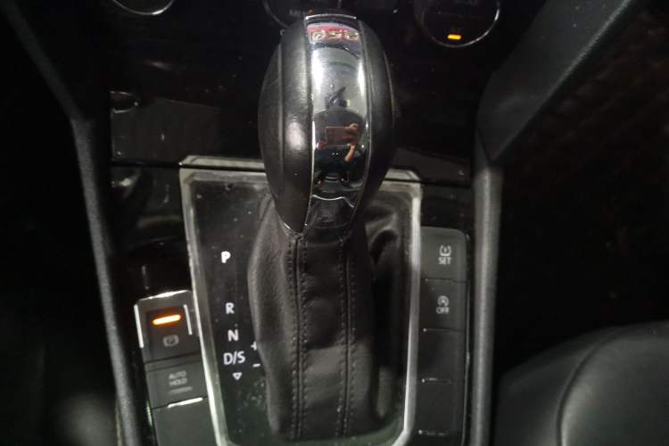 Used Volkswagen Lamando 2017 280TSI DSG Comfort Edition Gear Lever