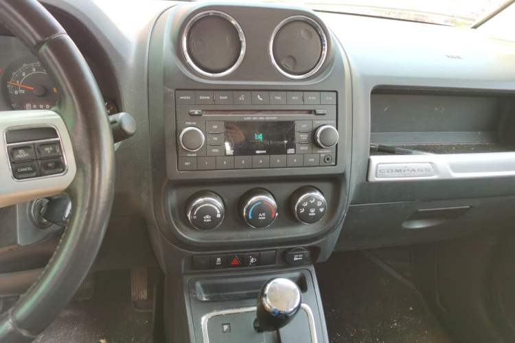 Used Jeep Compass 2013 2.0L two-wheel drive sport version Audio And AC Panel