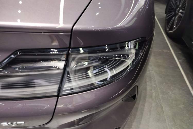 Used Xiaomi Auto SU7 2024 Rear-Drive Ultra-Long Range Advanced Pro-Level Intelligent Driving Version Right Rear Taillight